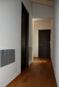 Particolare del corridoio al I piano ,dettaglio deumidificatore incassato a parete.