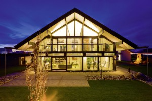 Le ampie superfici vetrate unite all’utilizzo della tecnologia LED riducono al minimo l’impiego di energia elettrica per l’illuminazione della casa.