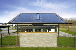 L’impianto fotovoltaico completamente integrato nella copertura del tetto provvede al completo fabbisogno di produzione di corrente elettrica.