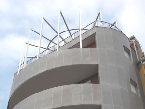 SUL TERRAZZO. Ecosun Building è dotato di un esteso campo fotovoltaico, solare termico e di un refrigeratore d’acqua per il raffrescamento estivo.
