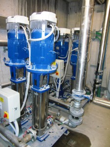 I GRUPPI DI PRESSIONE Lowara serie GHV sono booster completamente automatici per la fornitura d’acqua, dotati di 2-4 pompe a velocità variabile con un controllore Hydrovar, trasmettitori di pressione e pannello di comando.