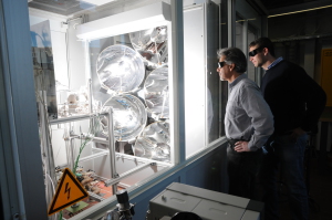 IL PROTOTIPO. La camera sperimentale in funzione presso i laboratori del ETH Zurich: a destra il prof. Aldo Steinfeld e il ricercatore Philipp Furler osservano il processo in atto, che utilizza per il momento luce concentrata assimilabile alla radiazione solare. (ETH Zürich)
