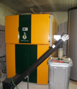 L’IMPIANTO. Le due caldaie a gas preesistenti sono state sostituite con una caldaia a pellet KWB Powefire con una potenza nominale pari a 300 kW, in grado di coprire il fabbisogno termico base.