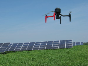 ISPEZIONI AEREE. I droni danno la possibilità di controllare l’efficienza energetica degli impianti fotovoltaici, elettrici e degli edifici.  (foto REMOTEFLY - PADOVA) 