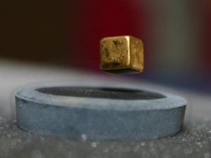 LEVITAZIONE MAGNETICA di un cubo al di sopra di un anello superconduttore raffreddato con azoto liquido.