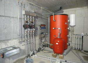 L'IMPIANTO DI RISCALDAMENTO è del tipo a bassa temperatura, basato su un boiler (2.000 l) dotato di resistenza elettrica (60 kWe per il riscaldamento, più 1,5 kWe per l'acqua calda sanitaria) e su pavimenti radianti. - TERMOTECNICA KASTLUNGER - 
