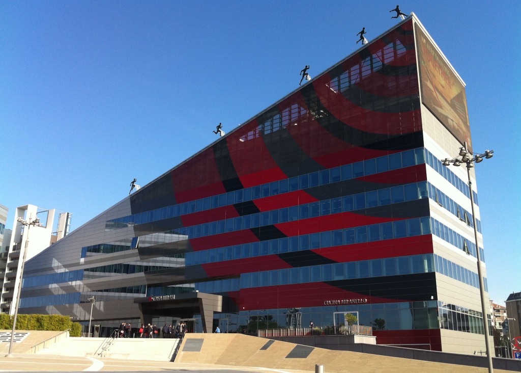 “CASA MILAN”, il nuovissimo headquarter del Milan è un edificio di 9.000 m2 realizzato in Via Aldo Rossi a Milano.